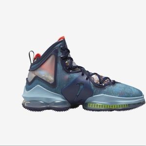 Nike LeBron XIX only tried once size is small for me brand new condition